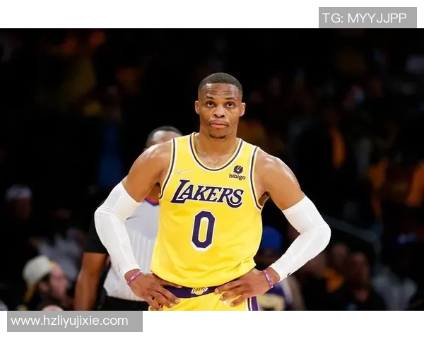 威少无视湖人球衣却暖心摘腕带签名送湖蜜粉丝感动仍有后续